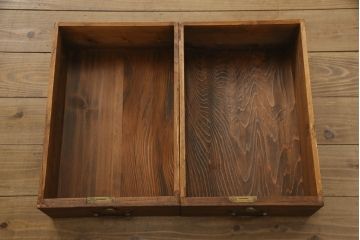 3段重ね桐箪笥を2つのチェストへリメイク!上下段を一つにまとめ脚を取り付け、引き戸を組子ガラスに変更。棚板を使い勝手よく作り変え、蝶番と鍵穴隠しを交換。中段は天板をヒノキ材で補強し、脚の取り付けと中央の仕切り、可動棚板を製作。