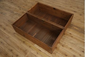 3段重ね桐箪笥を2つのチェストへリメイク!上下段を一つにまとめ脚を取り付け、引き戸を組子ガラスに変更。棚板を使い勝手よく作り変え、蝶番と鍵穴隠しを交換。中段は天板をヒノキ材で補強し、脚の取り付けと中央の仕切り、可動棚板を製作。