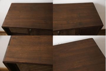 3段重ね桐箪笥を2つのチェストへリメイク!上下段を一つにまとめ脚を取り付け、引き戸を組子ガラスに変更。棚板を使い勝手よく作り変え、蝶番と鍵穴隠しを交換。中段は天板をヒノキ材で補強し、脚の取り付けと中央の仕切り、可動棚板を製作。