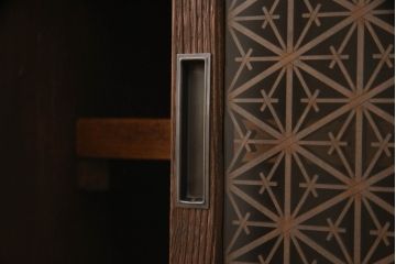 3段重ね桐箪笥を2つのチェストへリメイク!上下段を一つにまとめ脚を取り付け、引き戸を組子ガラスに変更。棚板を使い勝手よく作り変え、蝶番と鍵穴隠しを交換。中段は天板をヒノキ材で補強し、脚の取り付けと中央の仕切り、可動棚板を製作。