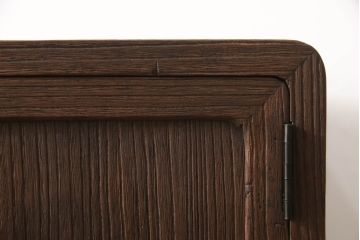 3段重ね桐箪笥を2つのチェストへリメイク!上下段を一つにまとめ脚を取り付け、引き戸を組子ガラスに変更。棚板を使い勝手よく作り変え、蝶番と鍵穴隠しを交換。中段は天板をヒノキ材で補強し、脚の取り付けと中央の仕切り、可動棚板を製作。