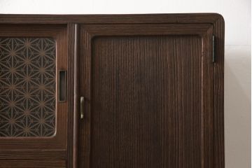 3段重ね桐箪笥を2つのチェストへリメイク!上下段を一つにまとめ脚を取り付け、引き戸を組子ガラスに変更。棚板を使い勝手よく作り変え、蝶番と鍵穴隠しを交換。中段は天板をヒノキ材で補強し、脚の取り付けと中央の仕切り、可動棚板を製作。