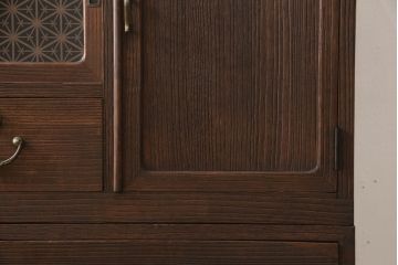 3段重ね桐箪笥を2つのチェストへリメイク!上下段を一つにまとめ脚を取り付け、引き戸を組子ガラスに変更。棚板を使い勝手よく作り変え、蝶番と鍵穴隠しを交換。中段は天板をヒノキ材で補強し、脚の取り付けと中央の仕切り、可動棚板を製作。