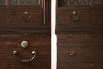3段重ね桐箪笥を2つのチェストへリメイク!上下段を一つにまとめ脚を取り付け、引き戸を組子ガラスに変更。棚板を使い勝手よく作り変え、蝶番と鍵穴隠しを交換。中段は天板をヒノキ材で補強し、脚の取り付けと中央の仕切り、可動棚板を製作。