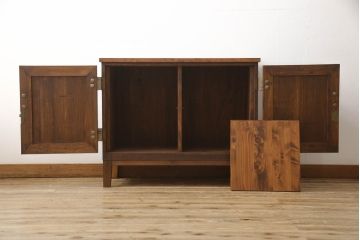 3段重ね桐箪笥を2つのチェストへリメイク!上下段を一つにまとめ脚を取り付け、引き戸を組子ガラスに変更。棚板を使い勝手よく作り変え、蝶番と鍵穴隠しを交換。中段は天板をヒノキ材で補強し、脚の取り付けと中央の仕切り、可動棚板を製作。