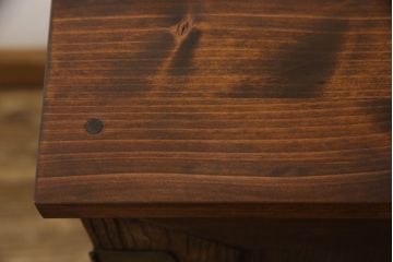3段重ね桐箪笥を2つのチェストへリメイク!上下段を一つにまとめ脚を取り付け、引き戸を組子ガラスに変更。棚板を使い勝手よく作り変え、蝶番と鍵穴隠しを交換。中段は天板をヒノキ材で補強し、脚の取り付けと中央の仕切り、可動棚板を製作。