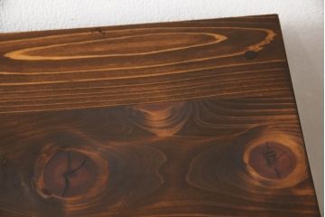 3段重ね桐箪笥を2つのチェストへリメイク!上下段を一つにまとめ脚を取り付け、引き戸を組子ガラスに変更。棚板を使い勝手よく作り変え、蝶番と鍵穴隠しを交換。中段は天板をヒノキ材で補強し、脚の取り付けと中央の仕切り、可動棚板を製作。