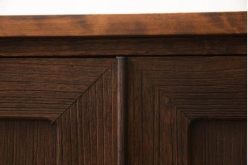 3段重ね桐箪笥を2つのチェストへリメイク!上下段を一つにまとめ脚を取り付け、引き戸を組子ガラスに変更。棚板を使い勝手よく作り変え、蝶番と鍵穴隠しを交換。中段は天板をヒノキ材で補強し、脚の取り付けと中央の仕切り、可動棚板を製作。