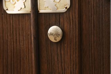 3段重ね桐箪笥を2つのチェストへリメイク!上下段を一つにまとめ脚を取り付け、引き戸を組子ガラスに変更。棚板を使い勝手よく作り変え、蝶番と鍵穴隠しを交換。中段は天板をヒノキ材で補強し、脚の取り付けと中央の仕切り、可動棚板を製作。