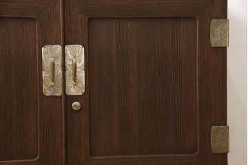 3段重ね桐箪笥を2つのチェストへリメイク!上下段を一つにまとめ脚を取り付け、引き戸を組子ガラスに変更。棚板を使い勝手よく作り変え、蝶番と鍵穴隠しを交換。中段は天板をヒノキ材で補強し、脚の取り付けと中央の仕切り、可動棚板を製作。