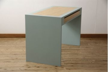 箪笥内の衣装盆を利用してハイテーブルにリメイク!ハイテーブルを新たに制作し、衣装盆を引き出しとして設置。天板と引き出しを明るい茶色に着色し、他の部分を水色にペイント仕上げ。