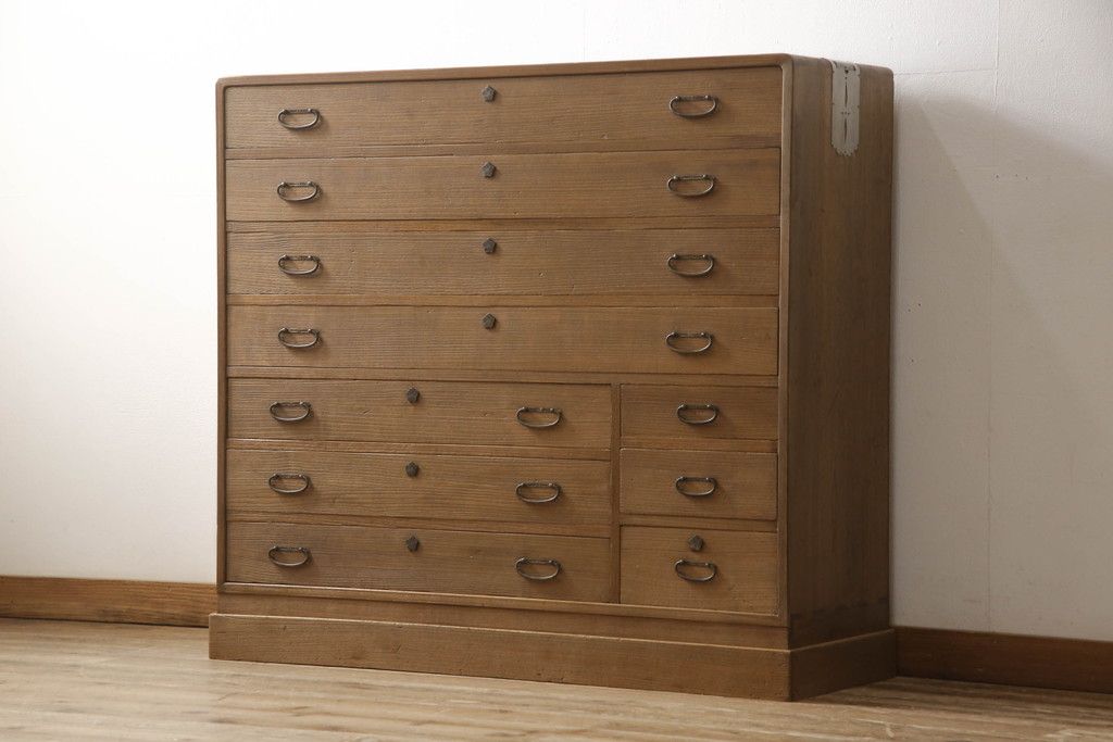 桐箪笥を綺麗に再生!高品質リペアを施し、顔料の入ったワックスで着色仕上げ。