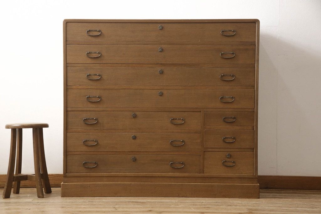 桐箪笥を綺麗に再生!高品質リペアを施し、顔料の入ったワックスで着色仕上げ。