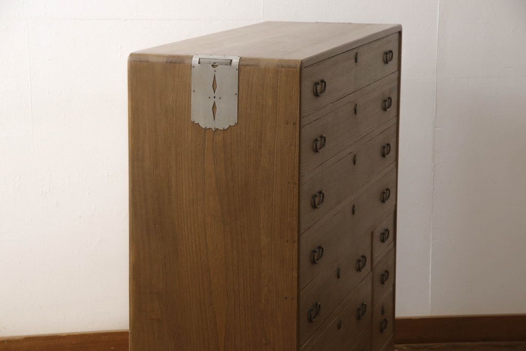 桐箪笥を綺麗に再生!高品質リペアを施し、顔料の入ったワックスで着色仕上げ。