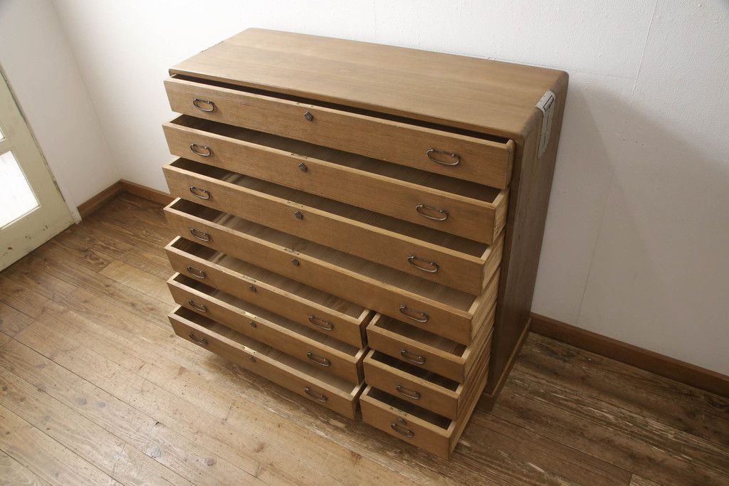 桐箪笥を綺麗に再生!高品質リペアを施し、顔料の入ったワックスで着色仕上げ。