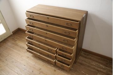 桐箪笥を綺麗に再生!高品質リペアを施し、顔料の入ったワックスで着色仕上げ。