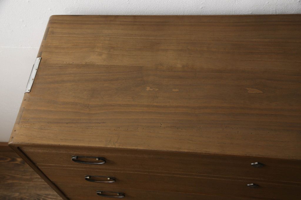 桐箪笥を綺麗に再生!高品質リペアを施し、顔料の入ったワックスで着色仕上げ。