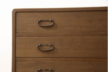 桐箪笥を綺麗に再生!高品質リペアを施し、顔料の入ったワックスで着色仕上げ。