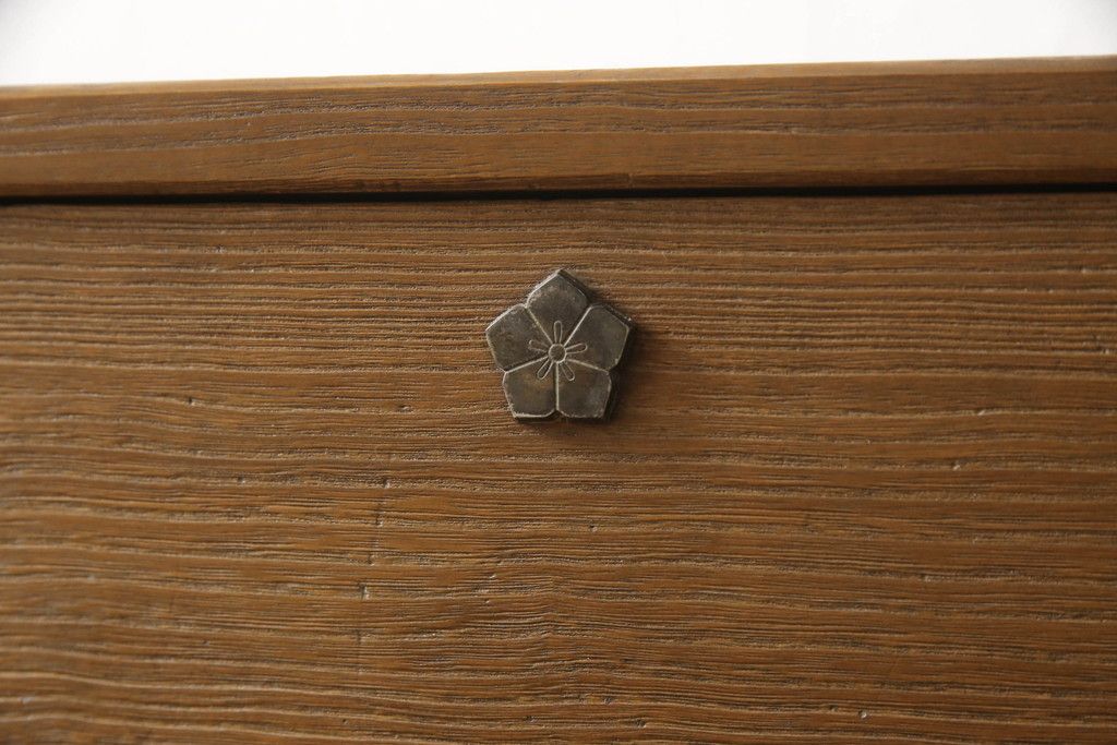 桐箪笥を綺麗に再生!高品質リペアを施し、顔料の入ったワックスで着色仕上げ。