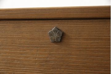 桐箪笥を綺麗に再生!高品質リペアを施し、顔料の入ったワックスで着色仕上げ。