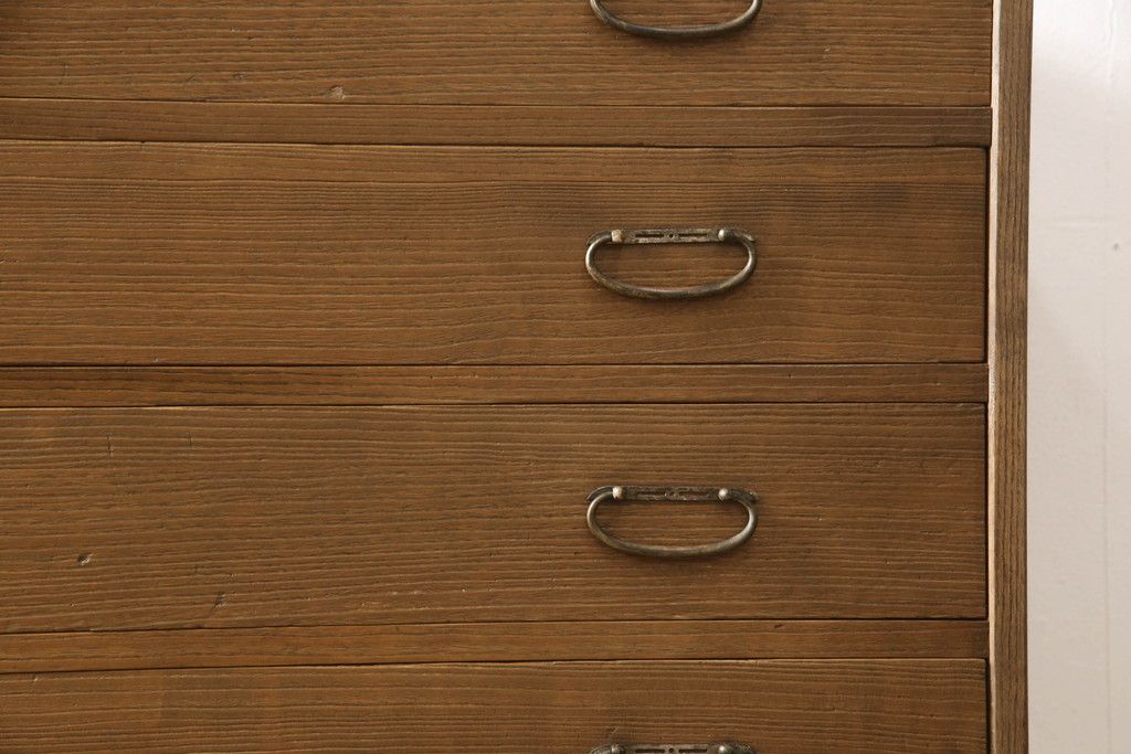 桐箪笥を綺麗に再生!高品質リペアを施し、顔料の入ったワックスで着色仕上げ。