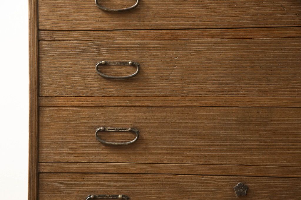 桐箪笥を綺麗に再生!高品質リペアを施し、顔料の入ったワックスで着色仕上げ。