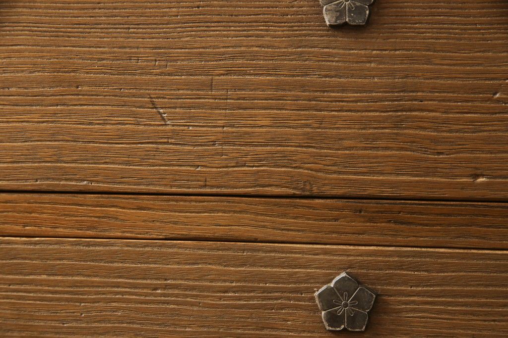 桐箪笥を綺麗に再生!高品質リペアを施し、顔料の入ったワックスで着色仕上げ。