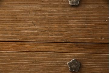 桐箪笥を綺麗に再生!高品質リペアを施し、顔料の入ったワックスで着色仕上げ。