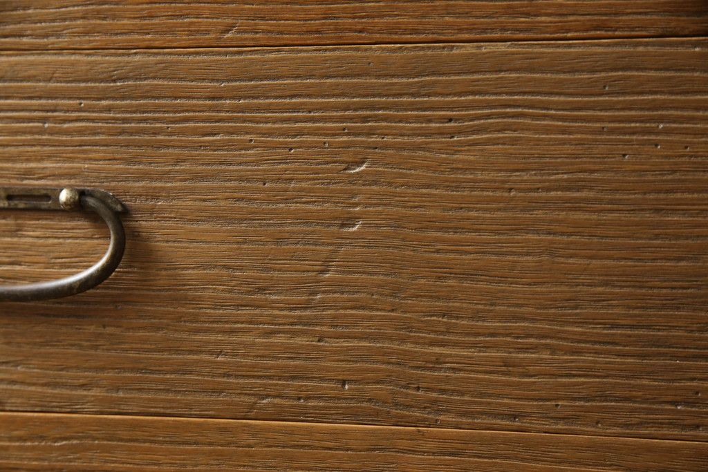 桐箪笥を綺麗に再生!高品質リペアを施し、顔料の入ったワックスで着色仕上げ。