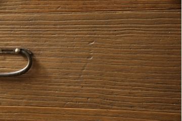 桐箪笥を綺麗に再生!高品質リペアを施し、顔料の入ったワックスで着色仕上げ。