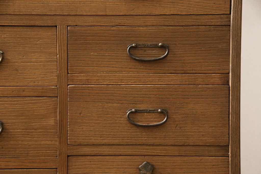 桐箪笥を綺麗に再生!高品質リペアを施し、顔料の入ったワックスで着色仕上げ。