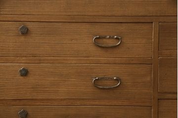 桐箪笥を綺麗に再生!高品質リペアを施し、顔料の入ったワックスで着色仕上げ。