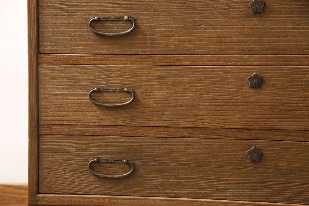 桐箪笥を綺麗に再生!高品質リペアを施し、顔料の入ったワックスで着色仕上げ。