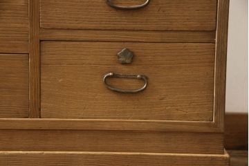 桐箪笥を綺麗に再生!高品質リペアを施し、顔料の入ったワックスで着色仕上げ。