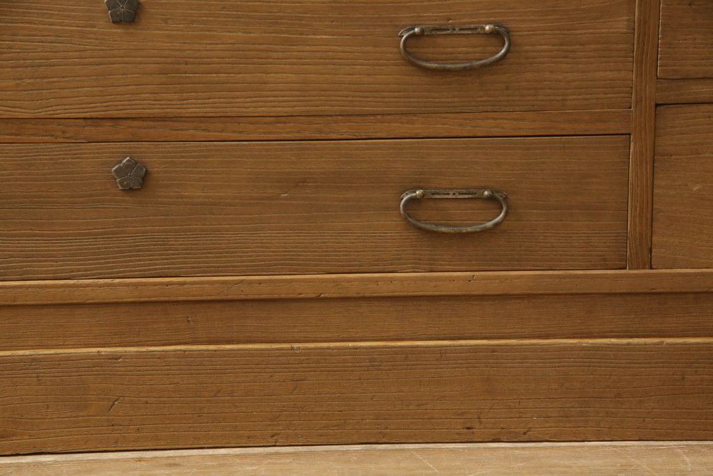 桐箪笥を綺麗に再生!高品質リペアを施し、顔料の入ったワックスで着色仕上げ。