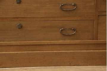 桐箪笥を綺麗に再生!高品質リペアを施し、顔料の入ったワックスで着色仕上げ。