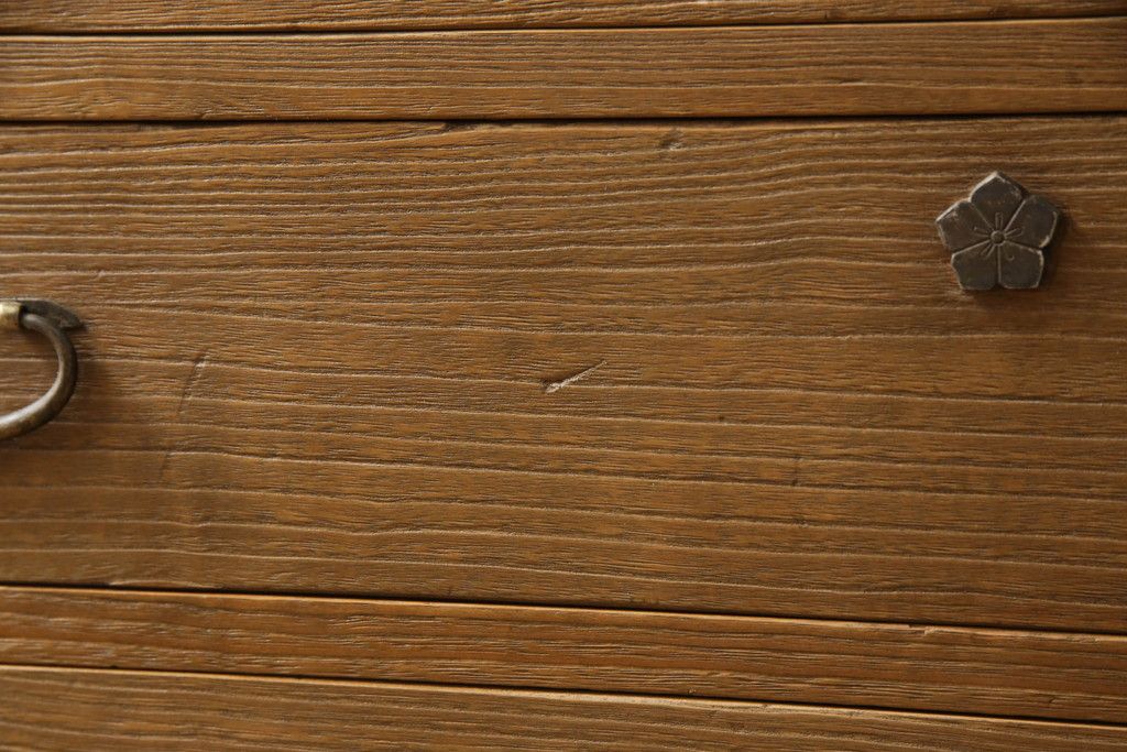 桐箪笥を綺麗に再生!高品質リペアを施し、顔料の入ったワックスで着色仕上げ。