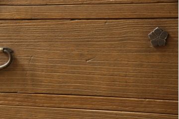 桐箪笥を綺麗に再生!高品質リペアを施し、顔料の入ったワックスで着色仕上げ。