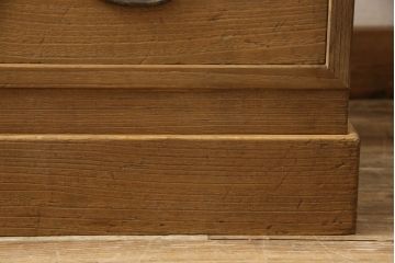 桐箪笥を綺麗に再生!高品質リペアを施し、顔料の入ったワックスで着色仕上げ。