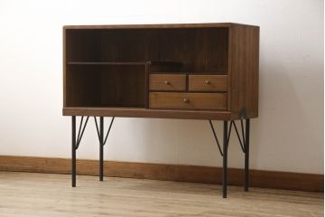 桐箪笥を収納棚にリメイク!奥行きをリサイズし、取っ手を交換。指定の高さに合わせて鉄脚の取り付け。明るめの茶色で塗装。