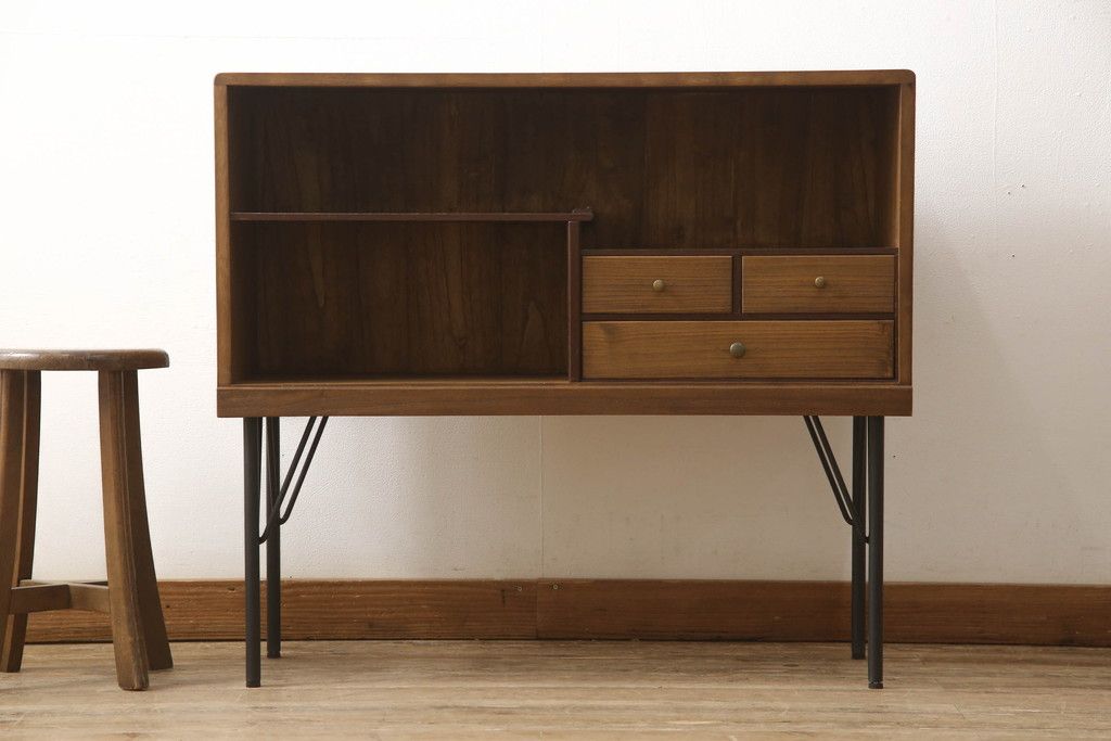 桐箪笥を収納棚にリメイク!奥行きをリサイズし、取っ手を交換。指定の高さに合わせて鉄脚の取り付け。明るめの茶色で塗装。