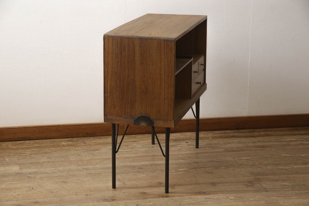 桐箪笥を収納棚にリメイク!奥行きをリサイズし、取っ手を交換。指定の高さに合わせて鉄脚の取り付け。明るめの茶色で塗装。