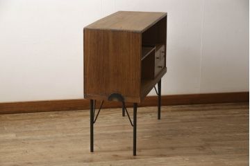 桐箪笥を収納棚にリメイク!奥行きをリサイズし、取っ手を交換。指定の高さに合わせて鉄脚の取り付け。明るめの茶色で塗装。