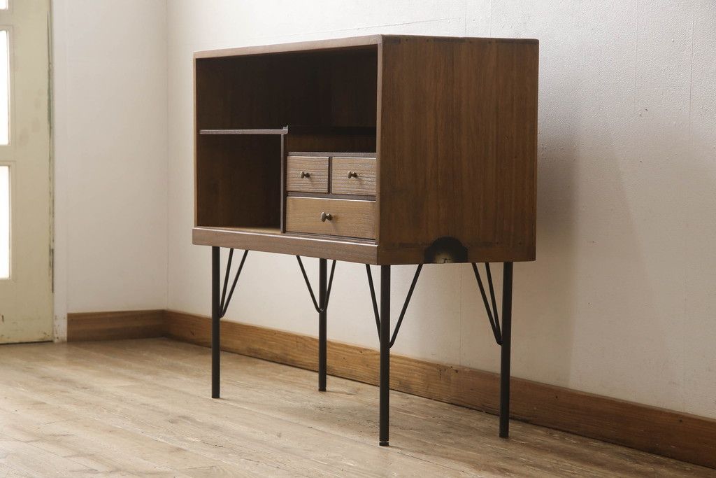 桐箪笥を収納棚にリメイク!奥行きをリサイズし、取っ手を交換。指定の高さに合わせて鉄脚の取り付け。明るめの茶色で塗装。