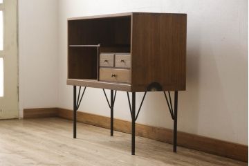 桐箪笥を収納棚にリメイク!奥行きをリサイズし、取っ手を交換。指定の高さに合わせて鉄脚の取り付け。明るめの茶色で塗装。