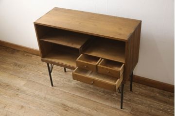 桐箪笥を収納棚にリメイク!奥行きをリサイズし、取っ手を交換。指定の高さに合わせて鉄脚の取り付け。明るめの茶色で塗装。