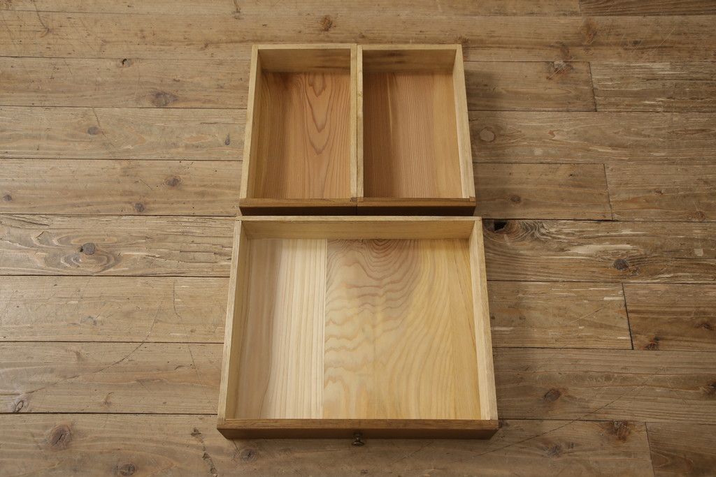 桐箪笥を収納棚にリメイク!奥行きをリサイズし、取っ手を交換。指定の高さに合わせて鉄脚の取り付け。明るめの茶色で塗装。