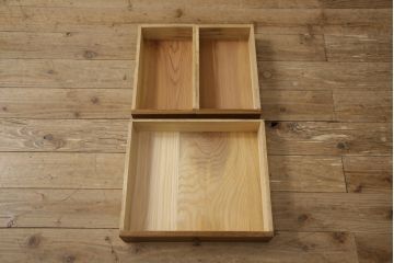 桐箪笥を収納棚にリメイク!奥行きをリサイズし、取っ手を交換。指定の高さに合わせて鉄脚の取り付け。明るめの茶色で塗装。