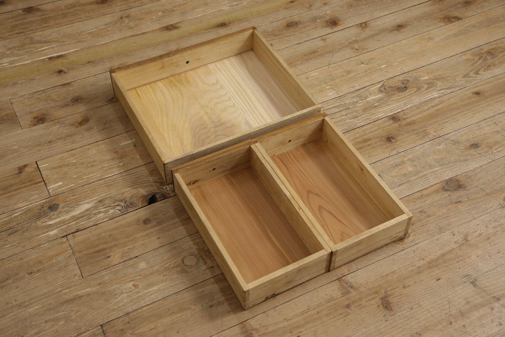 桐箪笥を収納棚にリメイク!奥行きをリサイズし、取っ手を交換。指定の高さに合わせて鉄脚の取り付け。明るめの茶色で塗装。