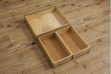 桐箪笥を収納棚にリメイク!奥行きをリサイズし、取っ手を交換。指定の高さに合わせて鉄脚の取り付け。明るめの茶色で塗装。